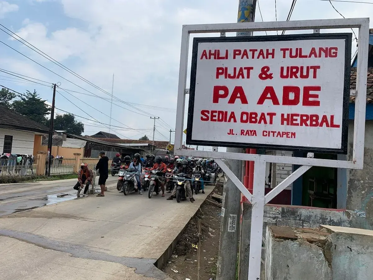 Plang bengkel patah tulang yang menjadi tanda masuk ke kawasan sentra bengkel patah tulang di Citapen. (Sumber: Ayobandung | Foto: Restu Nugraha)