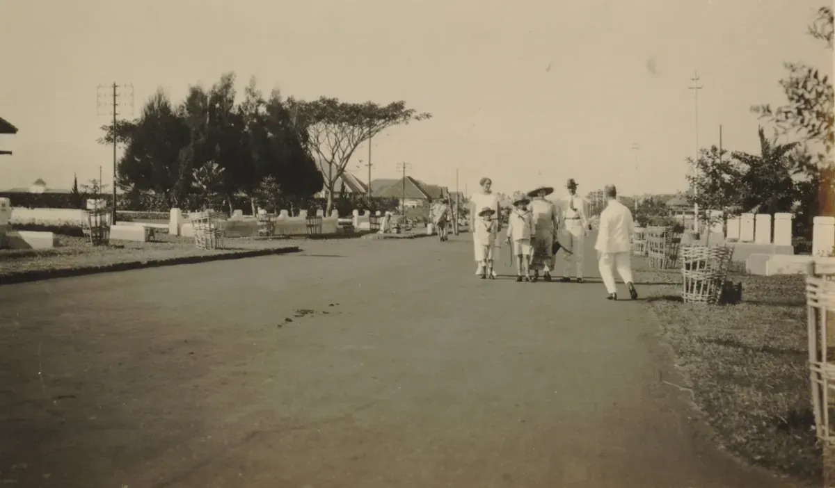 Orang Eropa berjalan di Jalan Dago tahun 1920-an. (Sumber: KITLV)