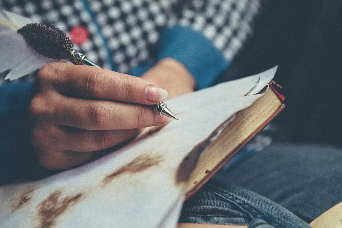 Menulis kosakata arkais pada kertas buku. (Sumber: Pexels/Vika Glitter)