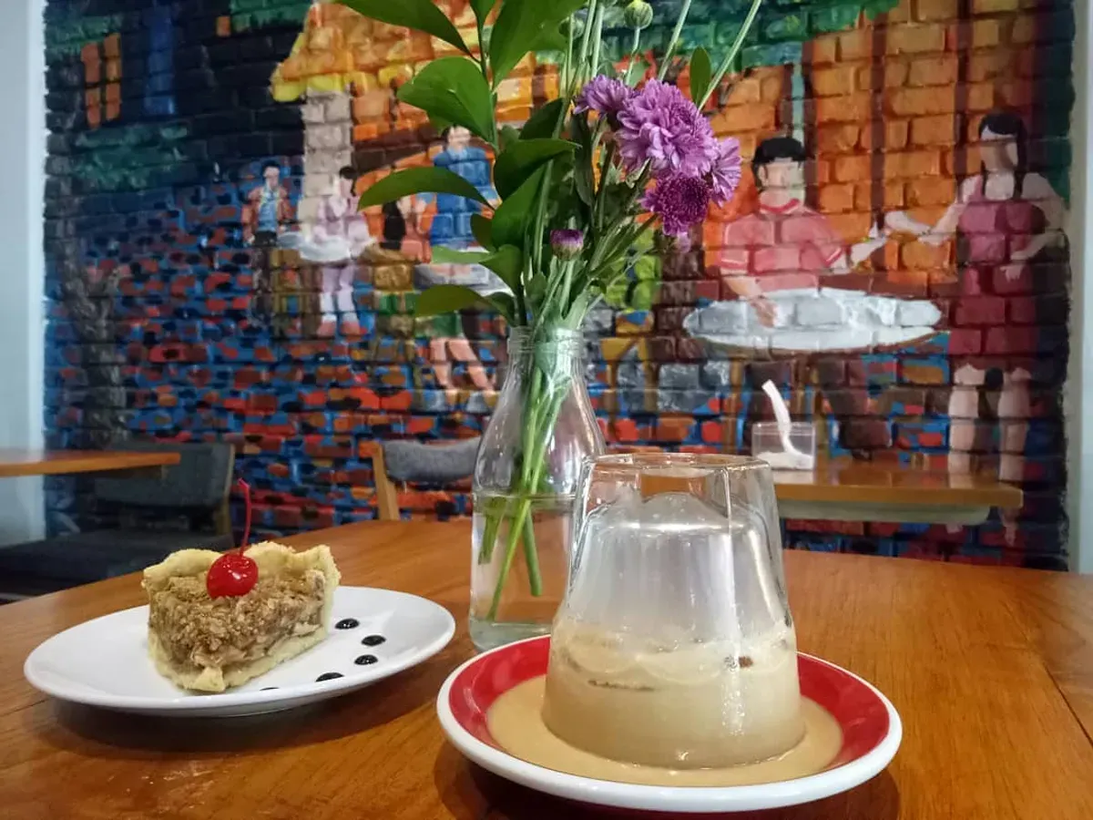 Di antara deretan bangunan bersejarah di Jalan Braga, Bandung, sebuah kafe mungil bernama Myloc menyuguhkan kejutan budaya dalam secangkir kopi. (Sumber: Ayobandung.id | Foto: Eneng Reni Nuraisyah Jamil)