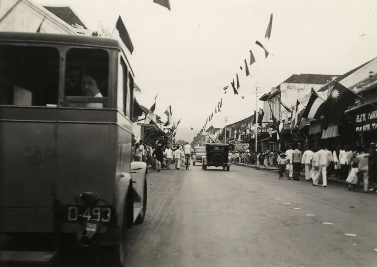 Susasana kawasan Pecinan zaman Belanda, kemungkinan di Bandung. (Sumber: Leiden University Libraries Digital Collections)