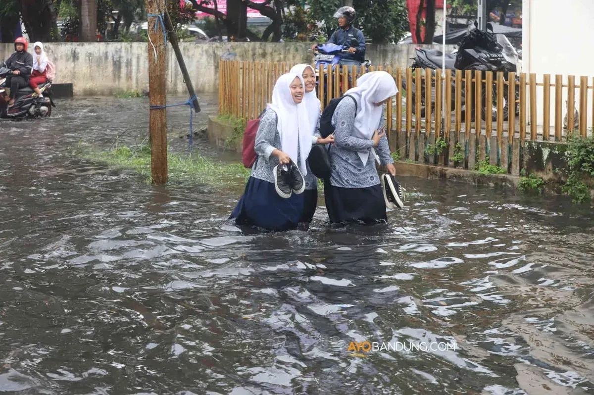 Banjir cileuncang di salah satu ruas jalan di Bandung. (Sumber: Ayobandung.id | Foto: Irfan Al-Faritsi)