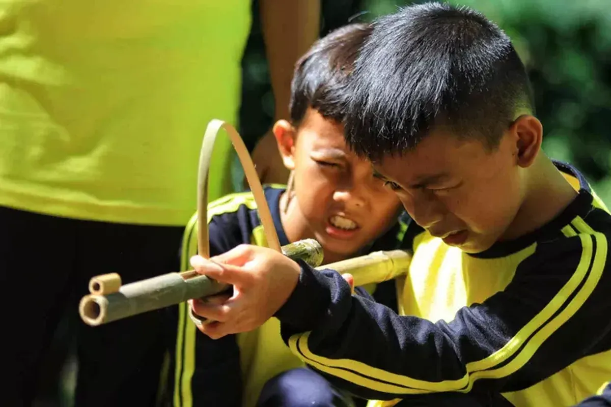 Sejumlah siswa SD Cirendeu saat bermain permainan tradisional, seperti egrang, bakiak batok, bedil jepret dan perepet jengkol. (Sumber: ayobandung.com | Foto: Irfan Al-Faritsi)