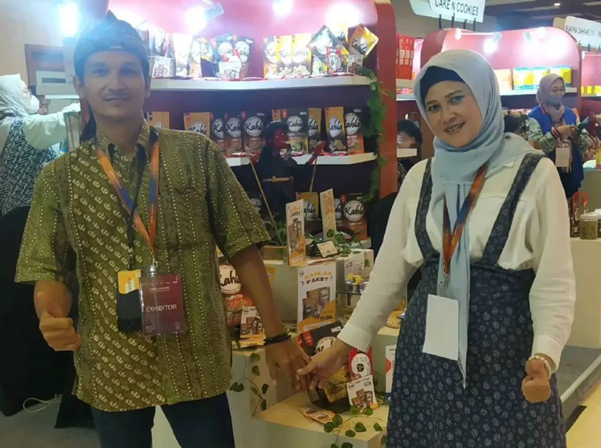 Handry Wahyudi dan Vivi Hervianty, pemilik produk UMKM Keripik Tempe Kahla. (Sumber: Instagram @keripiktempekahla)