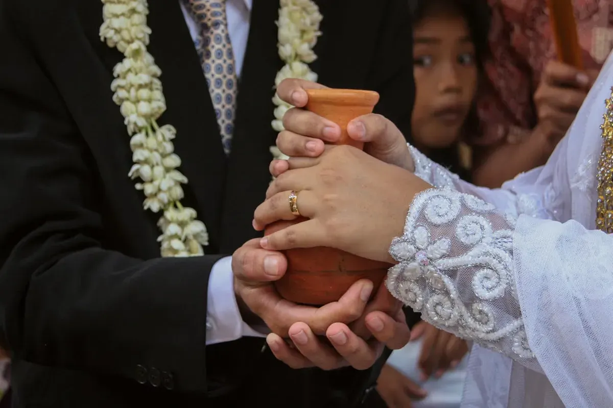 Angka pernikahan di Indonesia menurun, sedangkan praktik kohabitasi meningkat. (Sumber: Pexels/Arbiansyah Sulud)