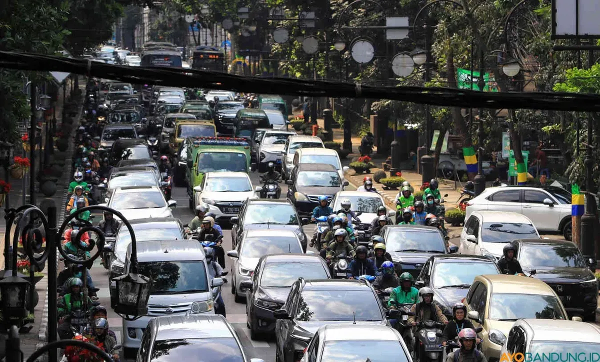 Kemacetan di Jalan Merdeka, Kota Bandung, Rabu 31 Juli 2024. (Sumber: ayobandung.id | Foto: Irfan Al- Faritsi)