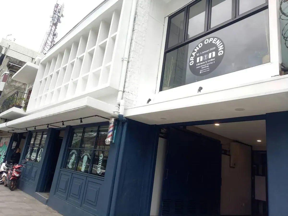 Non Kitchen & Coffee tampil beda lewat desain interior klasik-modern dan fasilitas karaoke yang terbuka untuk pengunjung. (Sumber: Ayobandung.id | Foto: Eneng Reni Nuraisyah Jamil)