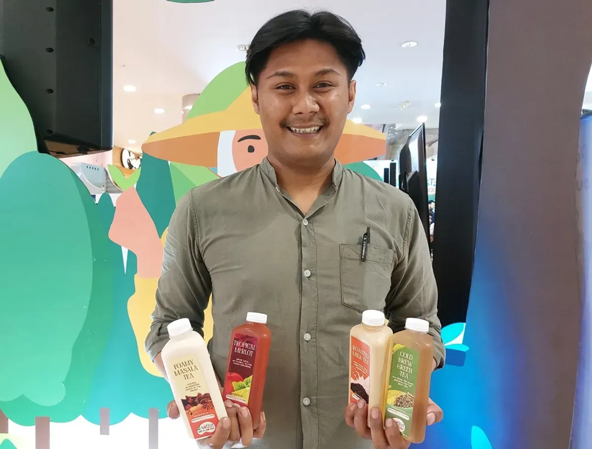 Fajar Ichsanny mengemas warisan leluhur dalam bentuk yang paling relevan bagi masyarakat modern lewat teh dalam botol. (Sumber: Ayobandung.id | Foto: Eneng Reni Nuraisyah Jamil)