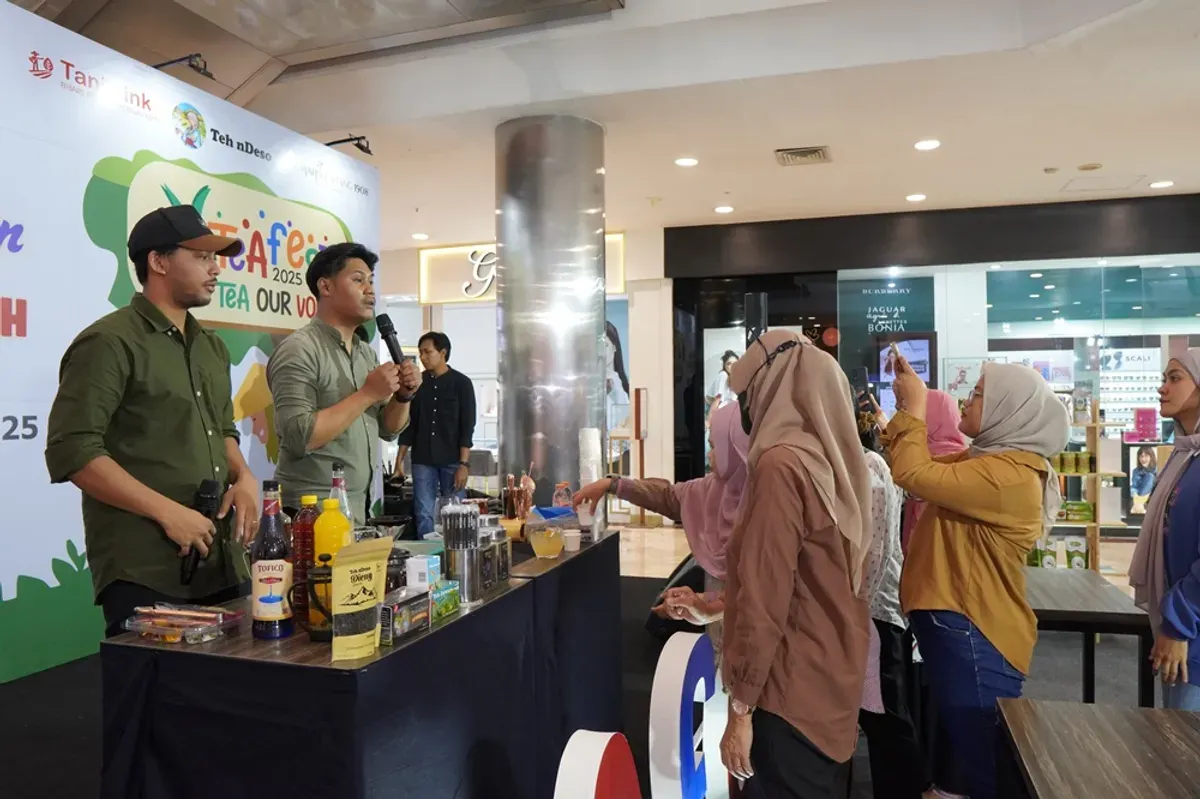 Di tengah arus budaya urban yang dipenuhi aroma kopi dan gelombang tren minuman kekinian, teh perlahan tapi pasti mulai merebut kembali ruangnya. (Sumber: Ayobandung.id | Foto: Eneng Reni Nuraisyah Jamil)
