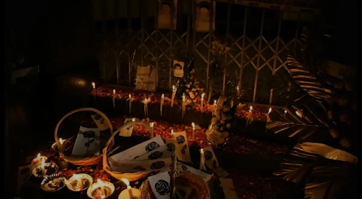 Karangan bunga dan lilin dari komunitas underground Bandung untuk memperingati tragedi Sabtu Kelabu tragedi AACC. (Sumber: YouTube Beside)