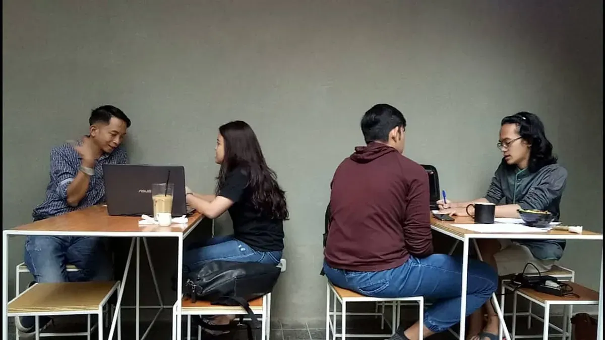 Di tengah geliat industri digital, budaya kerja remote kian menancapkan eksistensinya di masyarakat urban. (Sumber: Ayobandung.id | Foto: Eneng Reni Nuraisyah Jamil)