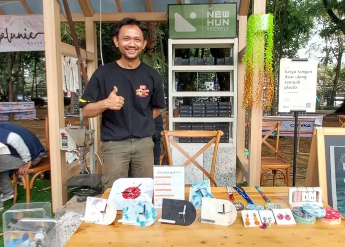 Newhun Recycle, sebuah bengkel kreatif yang berangkat dari keresahan Fikri terhadap krisis lingkungan di Bandung Raya. (Sumber: Ayobandung.id | Foto: Eneng Reni Nuraisyah Jamil)