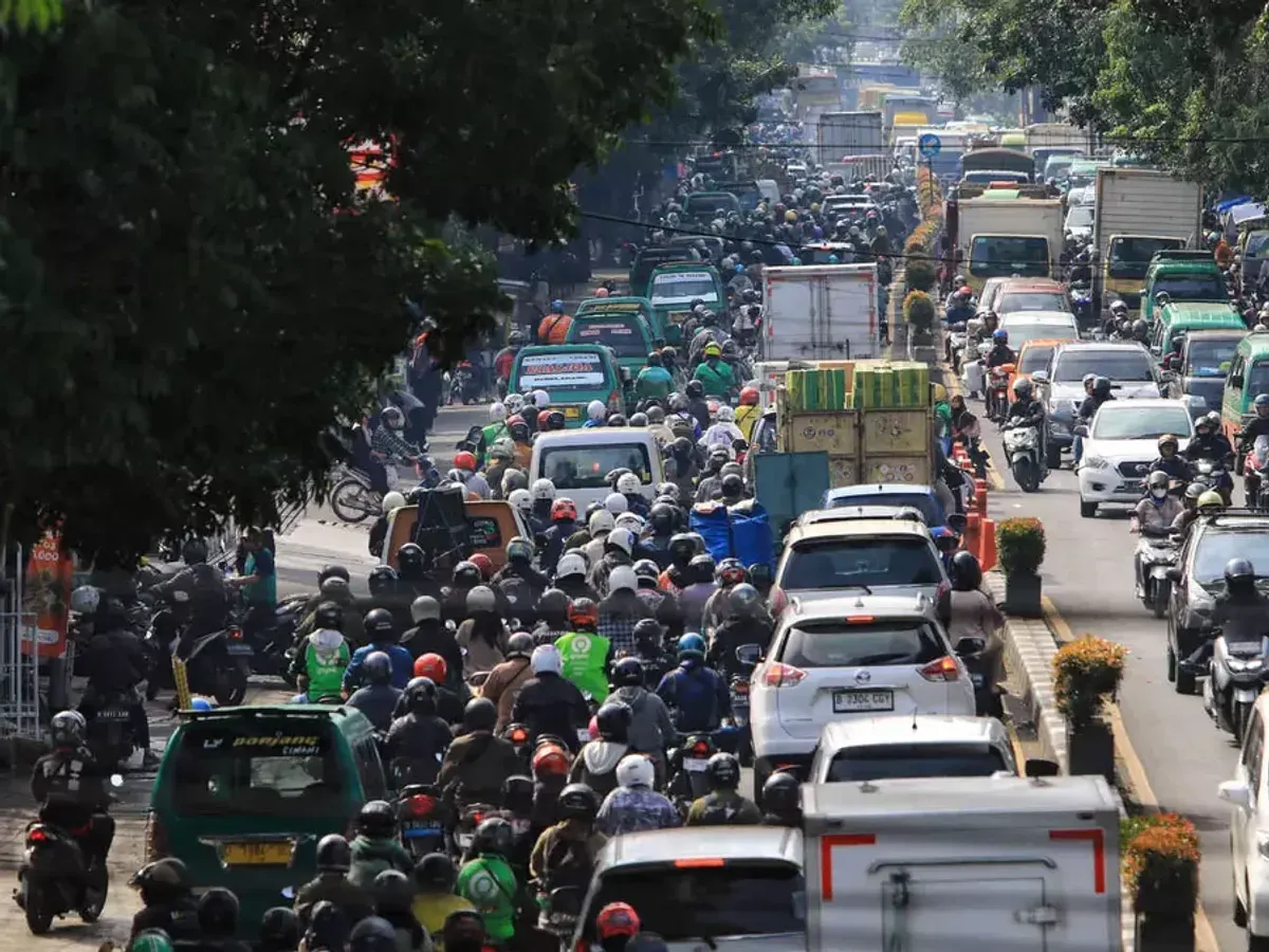Kemacetan panjang di Jalan Cimindi, Kota Bandung pada Jumat, 10 Januari 2025. (Sumber: Ayobandung.id | Foto: Irfan Al-Faritsi)