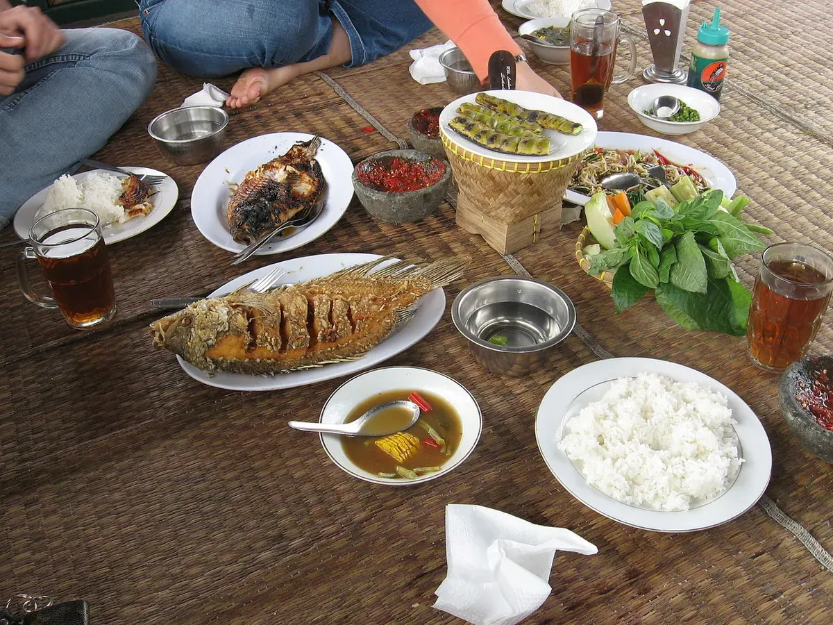 Ilustrasi masakan khas Sunda. (Sumber: Wikimedia Commons/M Toegiono)