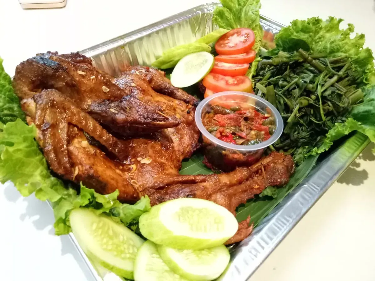 Ayam Tangkep, menurut Sandani, adalah bentuk penghormatan terhadap kebiasaan masyarakat tanah Rencong yang menangkap ayam langsung dari pekarangan sebelum diolah. (Sumber: Ayobandung.id | Foto: Eneng Reni Nuraisyah Jamil)