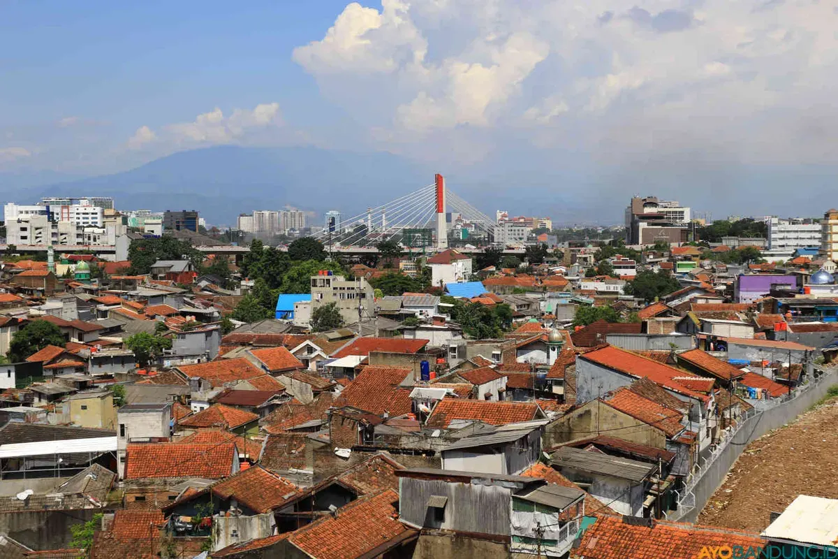 Hasil penelitian ITB dan BRIN menunjukkan permukaan tanah Kota Bandung rata-rata turun 8 cm per tahun, bahkan di beberapa titik bisa mencapai 23 cm. Namun angka ini tak berlaku secara linier. (Sumber: ayobandung.id | Foto: Irfan Al- Faritsi)