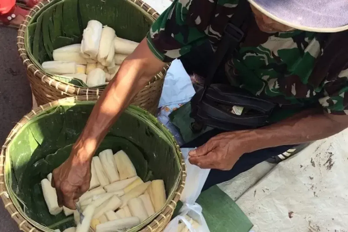 Penjual peuyeum Bandung yang sudah mulai langka. (Sumber: Ayobandung)