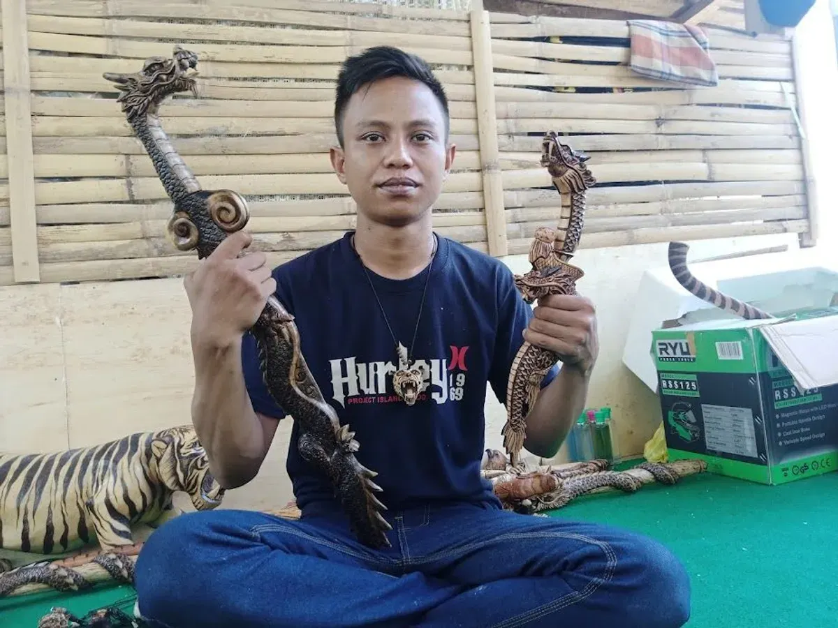 Yayang pengrajin ukiran Kampung Bunisakti, Desa Wargaluyu, Kecamatan Arjasari, Kabupaten Bandung. (Foto: Mildan Abdalloh)