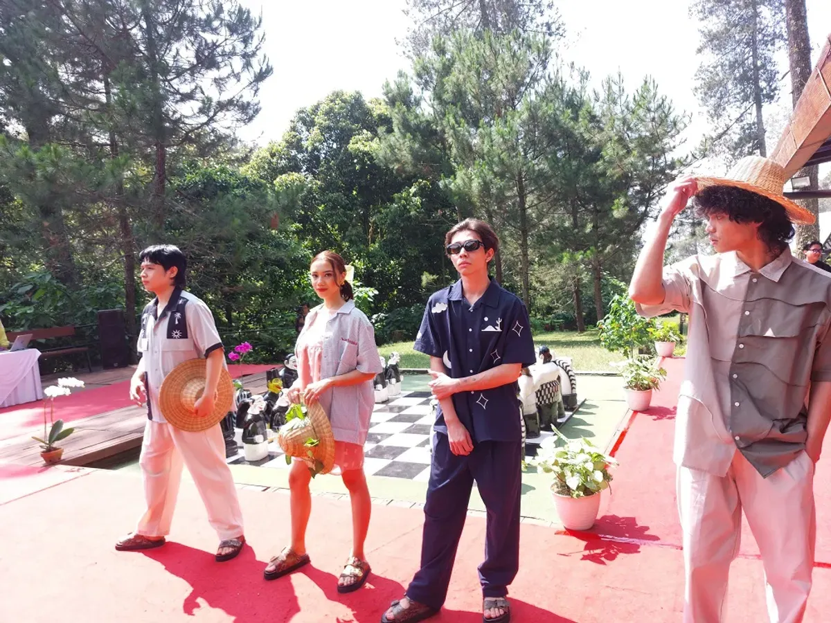 Jion Studios dan nanas.id, dua brand lokal menyulam narasi baru tentang fashion. Bukan sekadar tren, tapi sebuah gerakan sadar lingkungan. (Sumber: Ayobandung.id | Foto: Eneng Reni Nuraisyah Jamil)