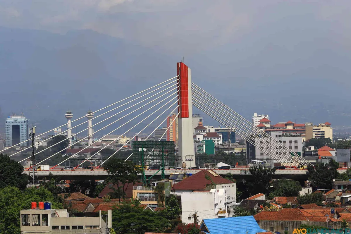 Permukaan tanah di sebagian kawasan di Kota Bandung   mengalami ambles karena pengambilan air tanah berlebihan dan beban bangunan yang berakumulasi. (Sumber: ayobandung.id | Foto: Irfan Al- Faritsi)