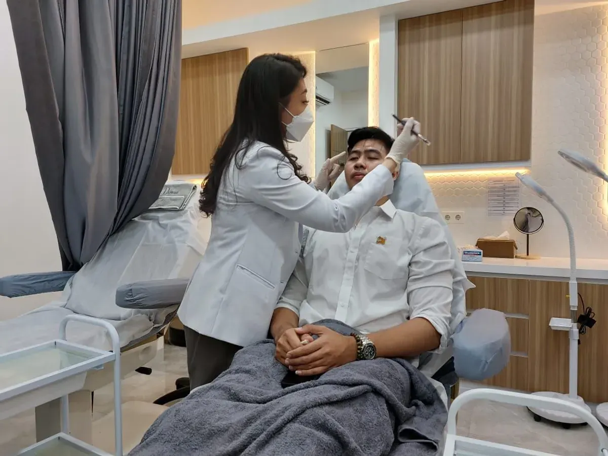 Kaum pria mulai melirik manfaat perawatan penampilan sebagai bagian dari investasi pribadi dan profesional. (Sumber: Ayobandung.id | Foto: Eneng Reni Nuraisyah Jamil)