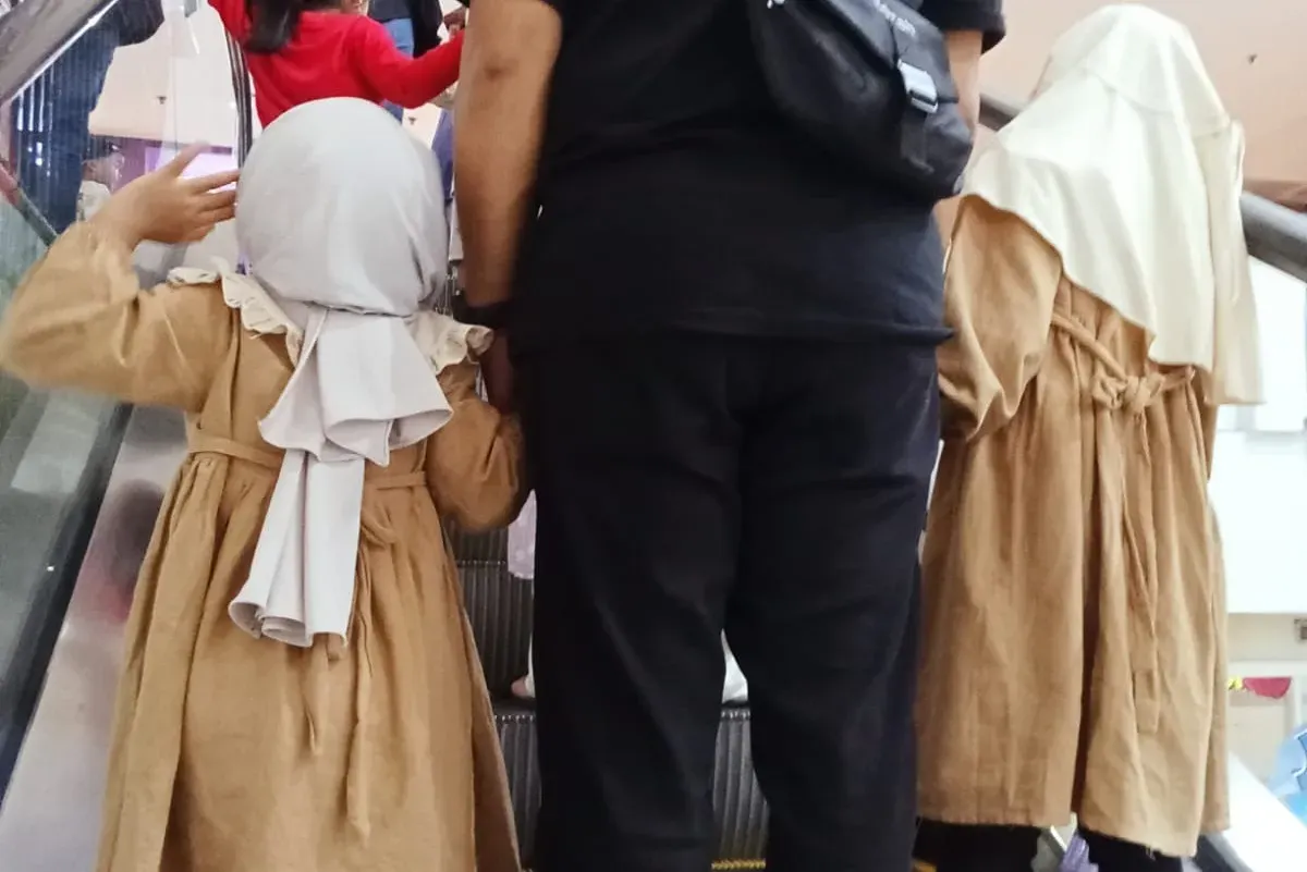 Shafa (baju krem kiri) dan Athiya, dua anak dari Rika Muflihah yang selamat lahir berkat operasi caesar. (Sumber: Ayobandung.id)