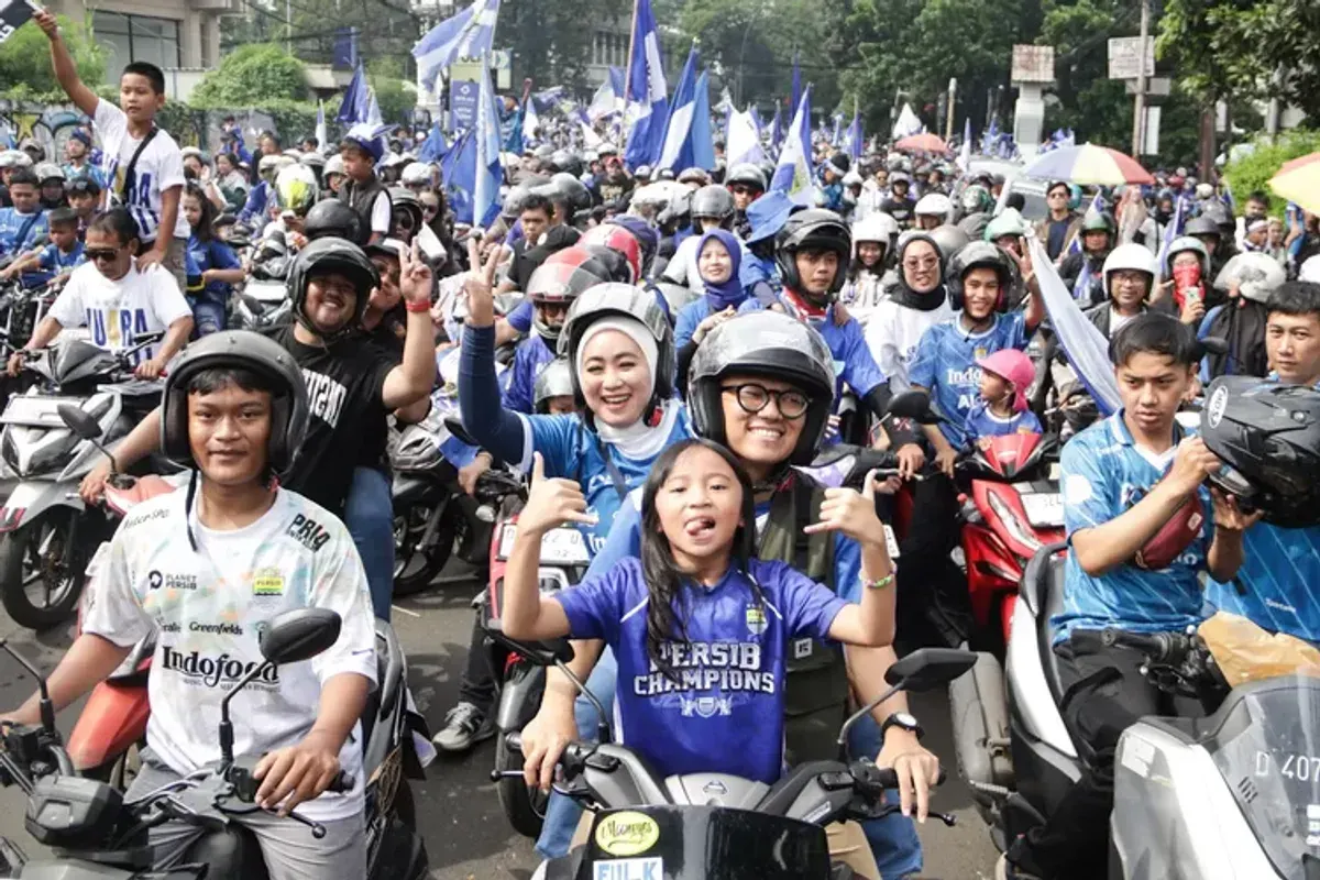 Konvoi Persib Bandung Juara Liga 1. (Sumber: Ayobandung.id | Foto: Magang Foto/Lukman Hidayat)