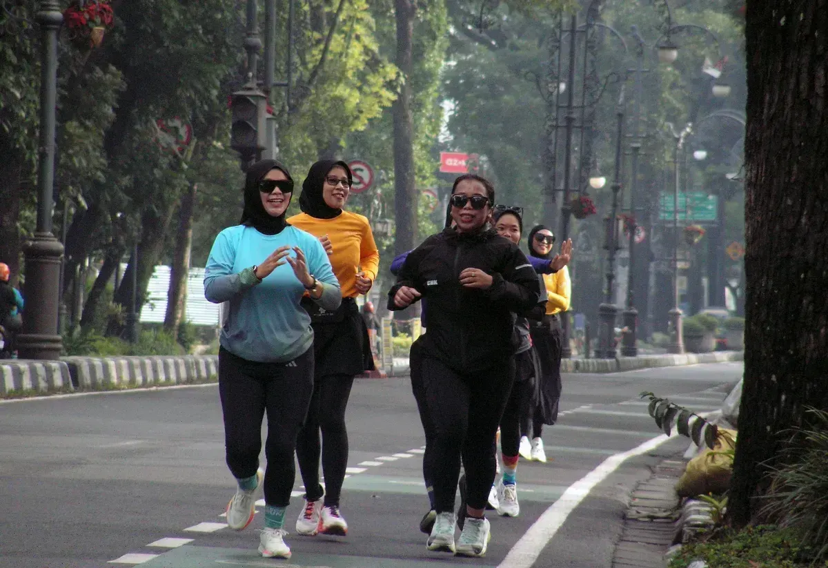 Warga melakukan aktivitas lari pagi di kawasan Dago, Bandung. (Sumber: Dokumentasi Penulis | Foto: Djoko Subinarto)