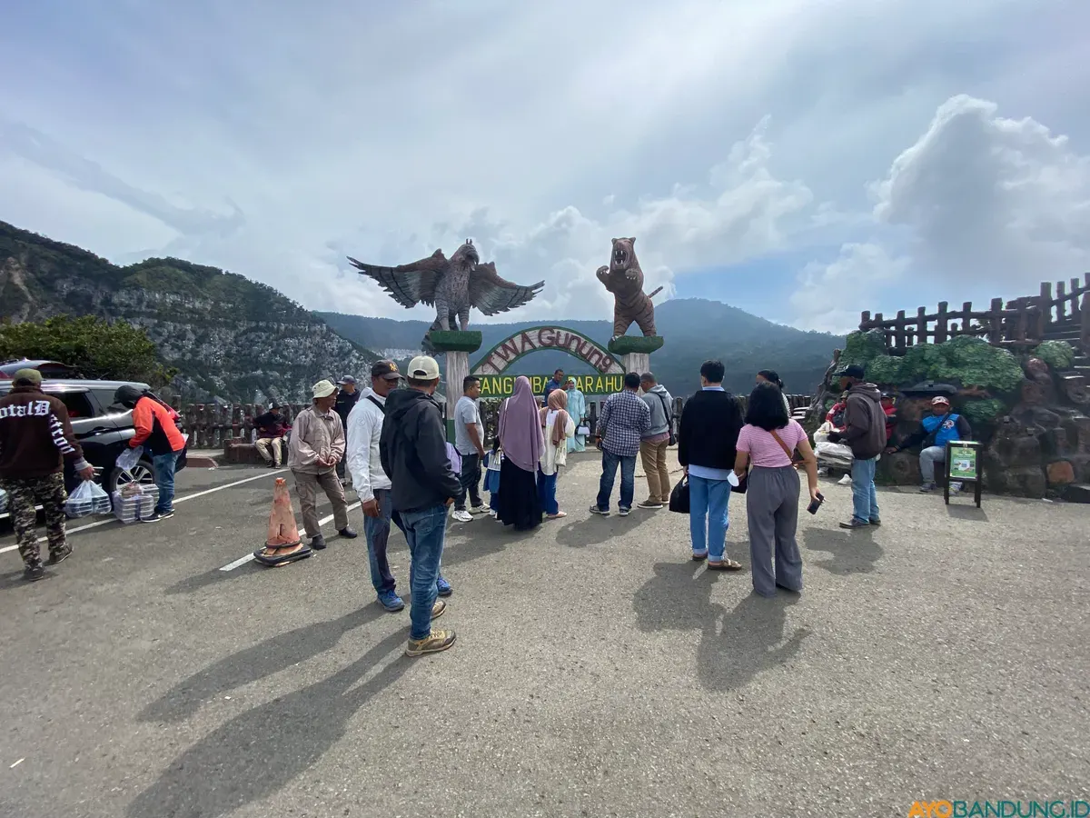 Wisatawan menikmati pemandangan Kawah Ratu Gunung Tangkuban Parahu pada 7 Jini 2025. (Sumber: ayobandung.id | Foto: Restu Nugraha)
