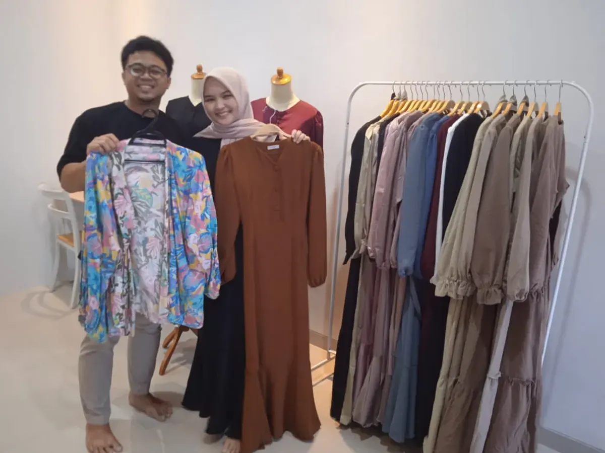 Pemilik Brand Fashion Flowear dari Bandung. (Sumber: Ayobandung.id | Foto: Rizma Riyandi)
