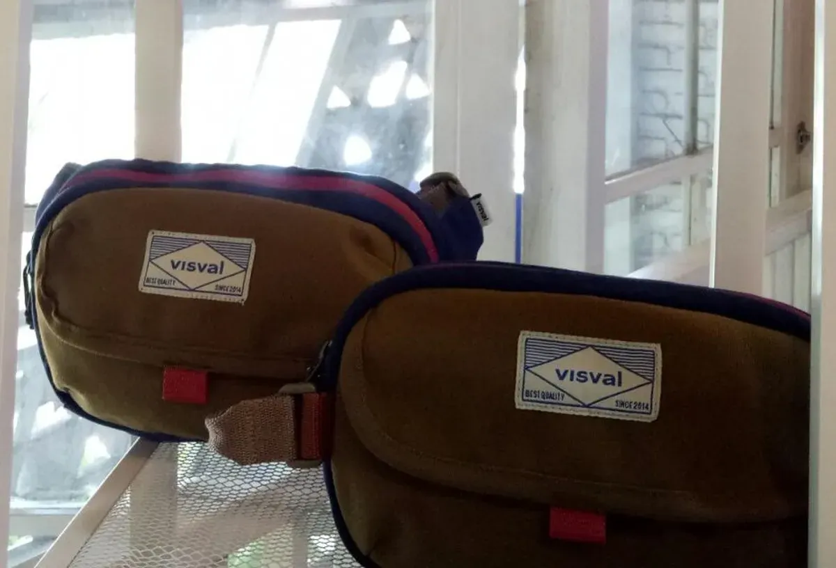 Koleksi tas dari brand lokal asli Bandung, Visval. (Sumber: Ayobandung.id | Foto: Eneng Reni Nuraisyah Jamil)