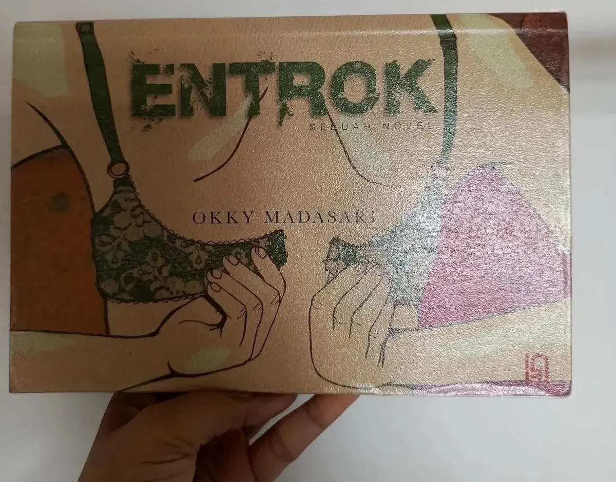 Entrok Karya Okky Madasari (288 halaman). (Sumber: Dokumentasi Penulis | Foto: Dias Ashari)