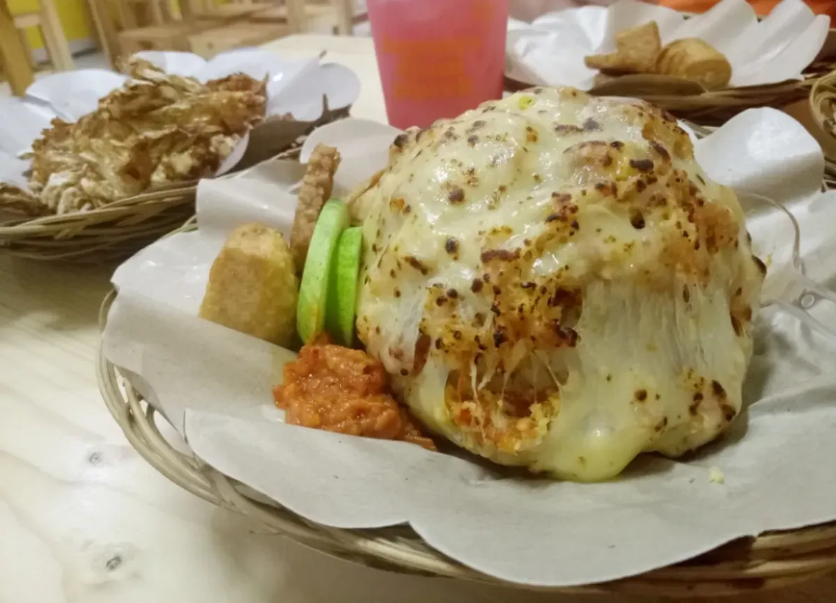 Menu ayam geprek di Ayam Keprabon Ekspress. (Sumber: Ayobandung.id | Foto: Eneng Reni Nuraisyah Jamil)