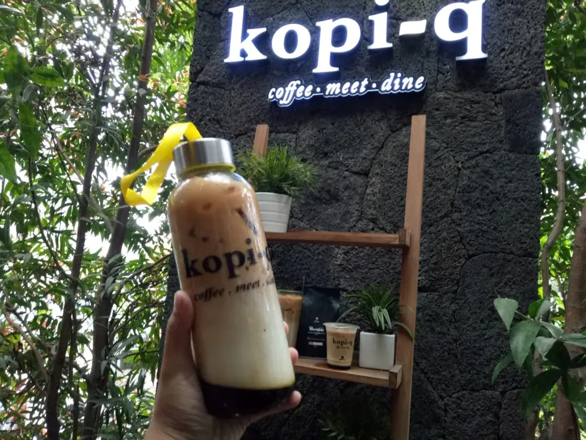Kopi Q, yang awalnya hanya sebuah kedai kopi mungil pada 2012, kini menjelma menjadi ruang kuliner otentik yang membawa misi sosial dan cita rasa dalam satu piring. (Sumber: Ayobandung.id | Foto: Eneng Reni Nuraisyah Jamil)
