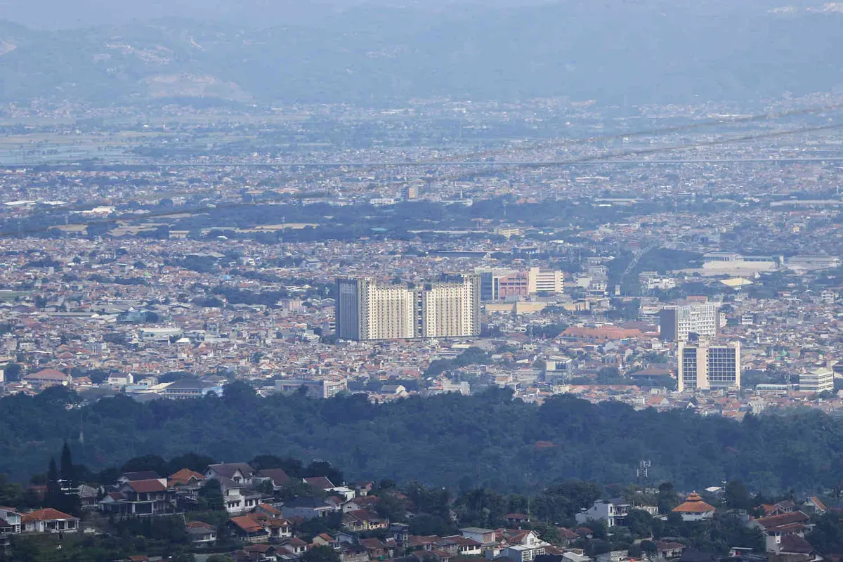 Sejumlah apartemen dan hotel berdiri di Kota Bandung. (Sumber: Ayobandung | Foto: Irfan Al Faritsi)