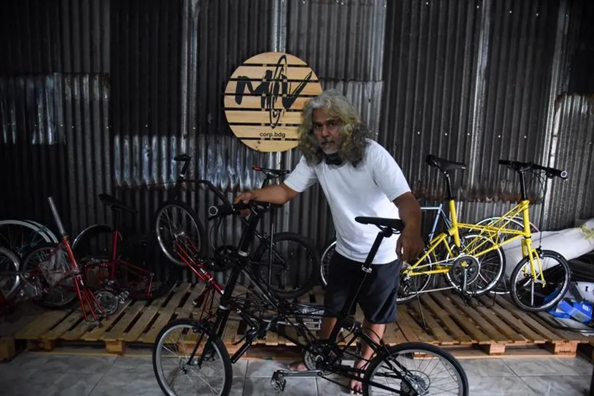 Feri Soemantri tak pernah menduga bahwa keisengannya ‘memutilasi’ sebuah sepeda gunung akan membuka pintu menuju perjalanan hidup yang baru. (Sumber: Dok MV Corp Bandung)