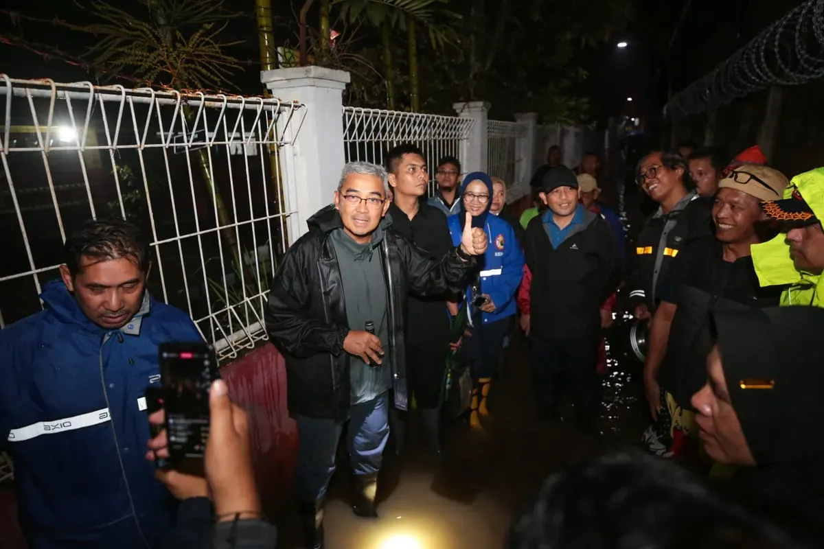 Wali Kota Bandung, Muhammad Farhan, meninjau lokasi banjir di kawasan Rancanumpang. (Sumber: Humas Pemkot Bandung)