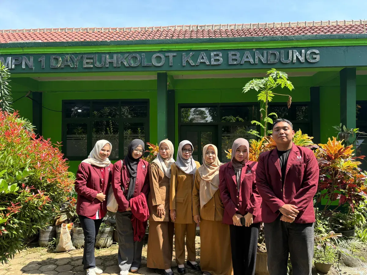 PkM dari Tel-U sukses menggelar kegiatan sosialisasi edukatif bertajuk "Bahaya Cyberbullying di Era Digital" bagi siswa-siswi SMPN 01 Dayeuhkolot. (Sumber: Dokumentasi Penulis)