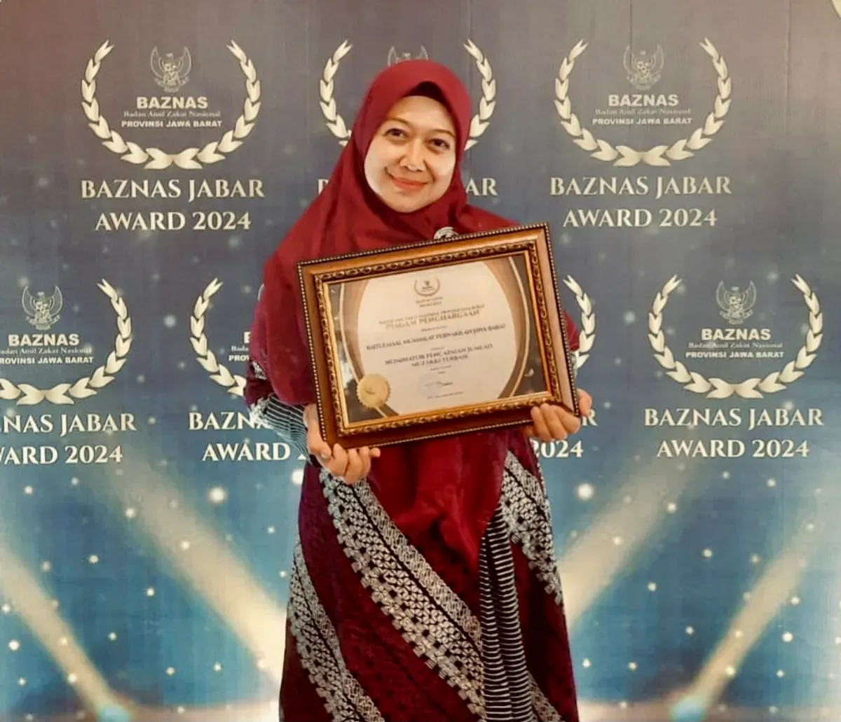 Lina Herlinawati saat menerima piagam penghargaan dari Baznas Jawa Barat (Sumber: Dari Lina Herlinawati, setelah sesi wawancara selesai | Foto: Bagian media Baitulmaal Muamalat)