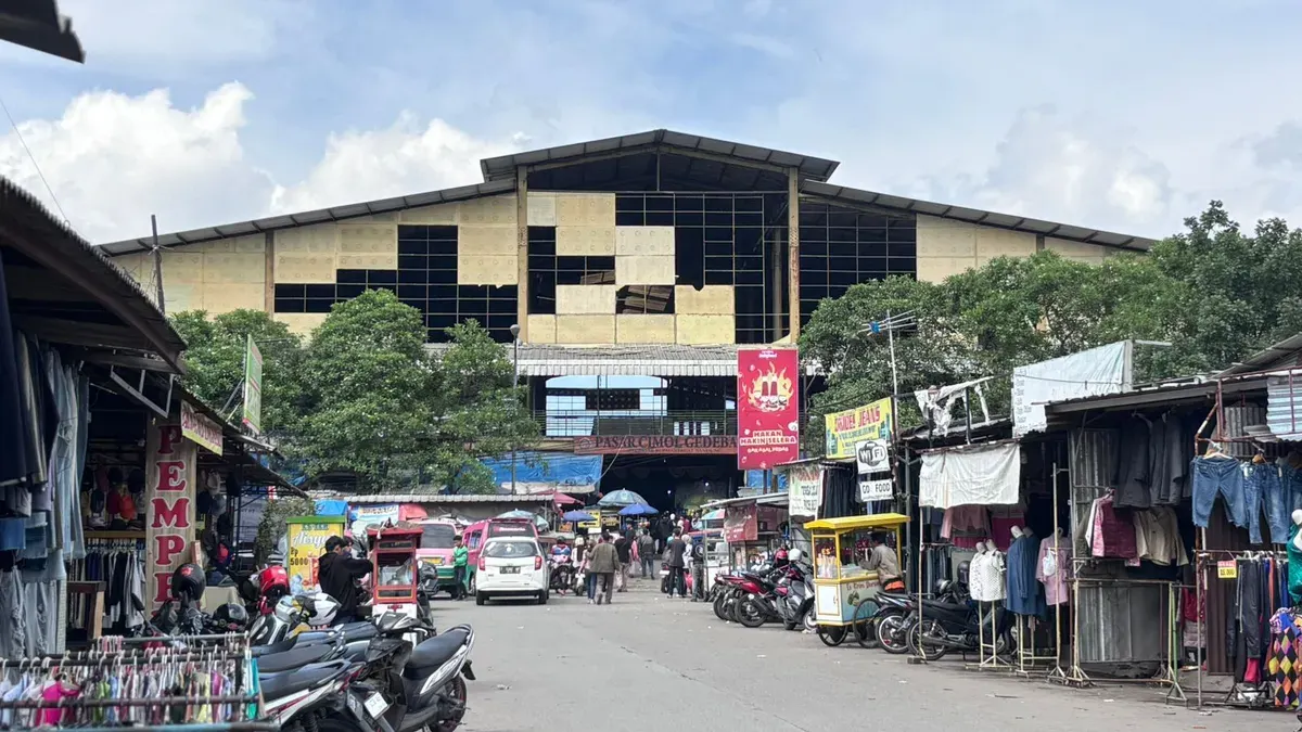 Suasana ramai di depan Pasar Cimol Gedebage, pusat pakaian dan barang bekas di Bandung (Foto: Teddy)