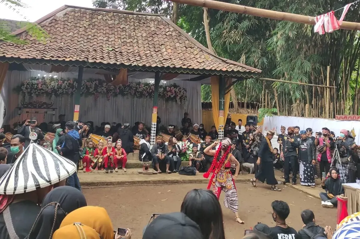 [ilustrasi]Sejak satu dekade terakhir, anak-anak muda mulai tampil dengan pangsi hitam, iket Sunda, atau aksara kuno yang menghiasi kaus mereka, simbol dari pencarian identitas budaya yang lama terpinggirkan. (Sumber: Ayobandung.id)