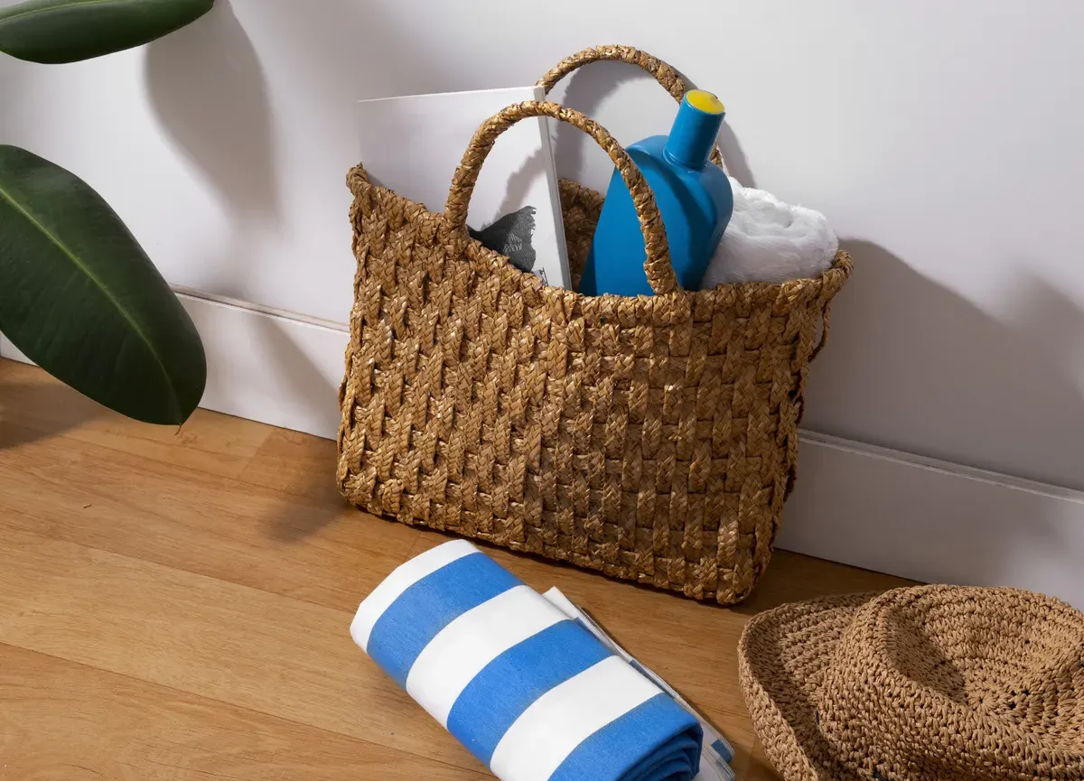 Produk upcycle, yang mengolah limbah menjadi barang bernilai, kini menjadi simbol perubahan yang digerakkan oleh kesadaran kolektif. (Sumber: Freepik)