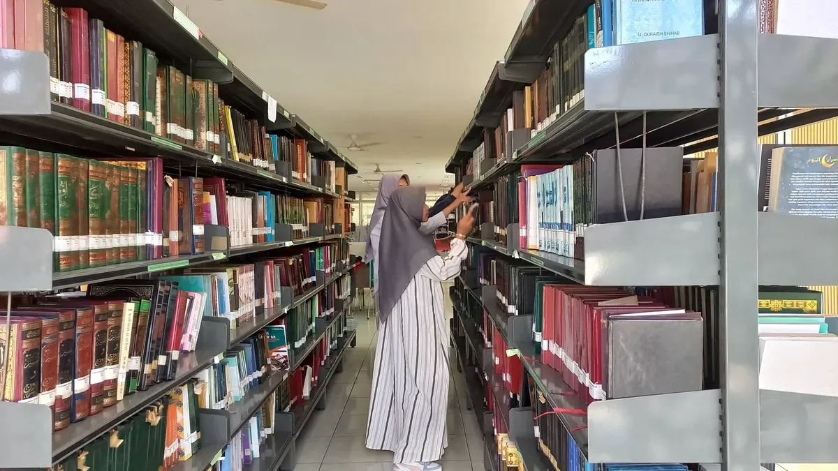 Kegiatan literasi mahasiswa di perpustakaan UIN Sunan Gunung Djati Bandung (Sumber: Dokumentasi Pribadi Penulis | Foto: Salsabiil Firdaus)