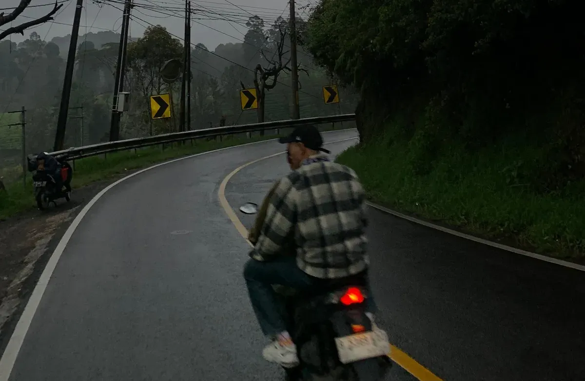 Jalan raya yang gelap tanpa cahaya penerangan lampu jalan. (Sumber: Dokumentasi Penulis | Foto: Ayyasy)