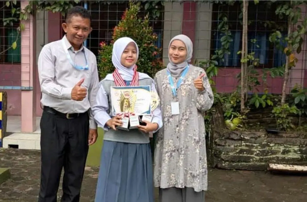 Saskia Nuraini An Nazwa, Juara 2 lomba Baca Puisi, Juara 3 lomba unjuk bakat, juara terbaik lomba menulis puisi tingkat SMA/SMK tingkat Nasional oleh Lomba Seni sastra Indonesia dengan Tema BEBAS Jakarta. (Sumber: SMK Bakti Nusantara 666)