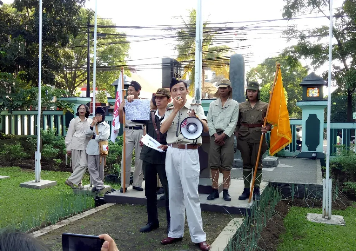 Historia van Bandung (HvB), komunitas ini menjadikan tubuh, kostum, dan aksi teatrikal sebagai medium untuk menghidupkan kembali masa perjuangan Indonesia. (Sumber: Ayobandung.id | Foto: Eneng Reni Nuraisyah Jamil)