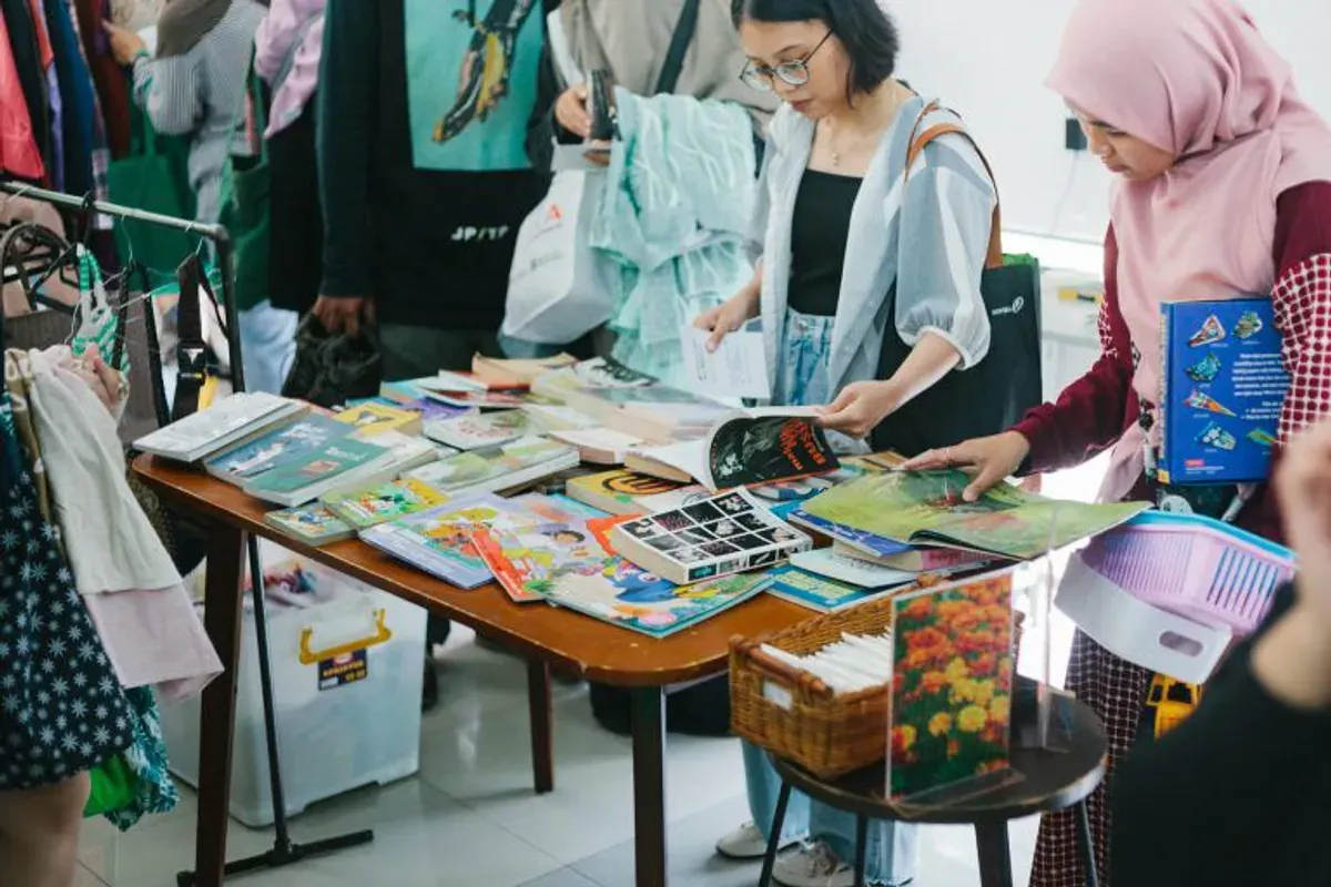 Mencari harta karun baru di meja Bersaling Silang. (Sumber: https://bss.lyfewithless.com | Foto: Bersaling Silang)