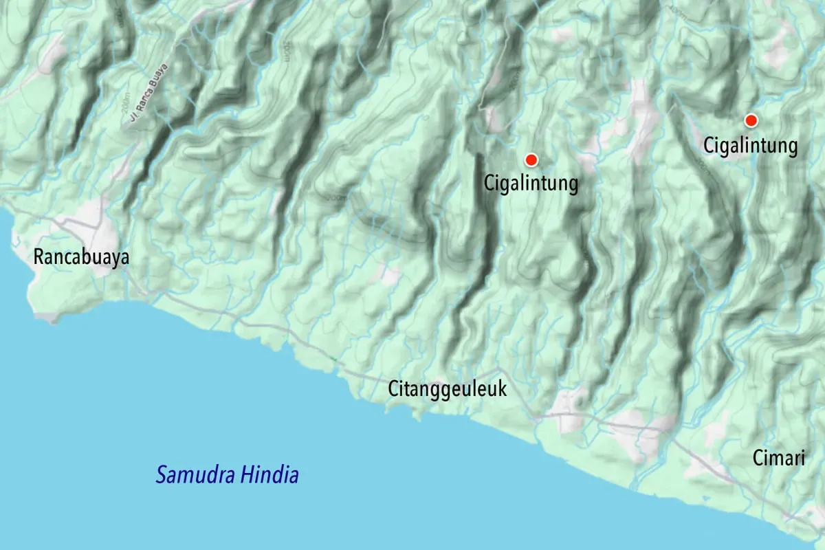 Lembur Cigalintung, kawasan yang berbukit dan berlembah dalam dengan sungai yang berkelok-kelok. (Sumber: Citra satelit: Google maps)