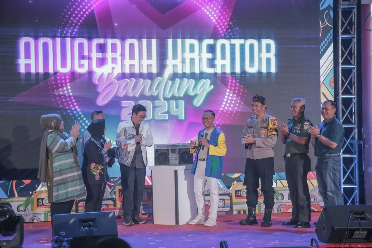Dari lorong-lorong kecil yang dipenuhi mural hingga ruang publik modern yang menjadi panggung ide, Bandung tumbuh sebagai rumah bagi para kreator. (Sumber: dok Malam Anugerah Kreator Bandung)