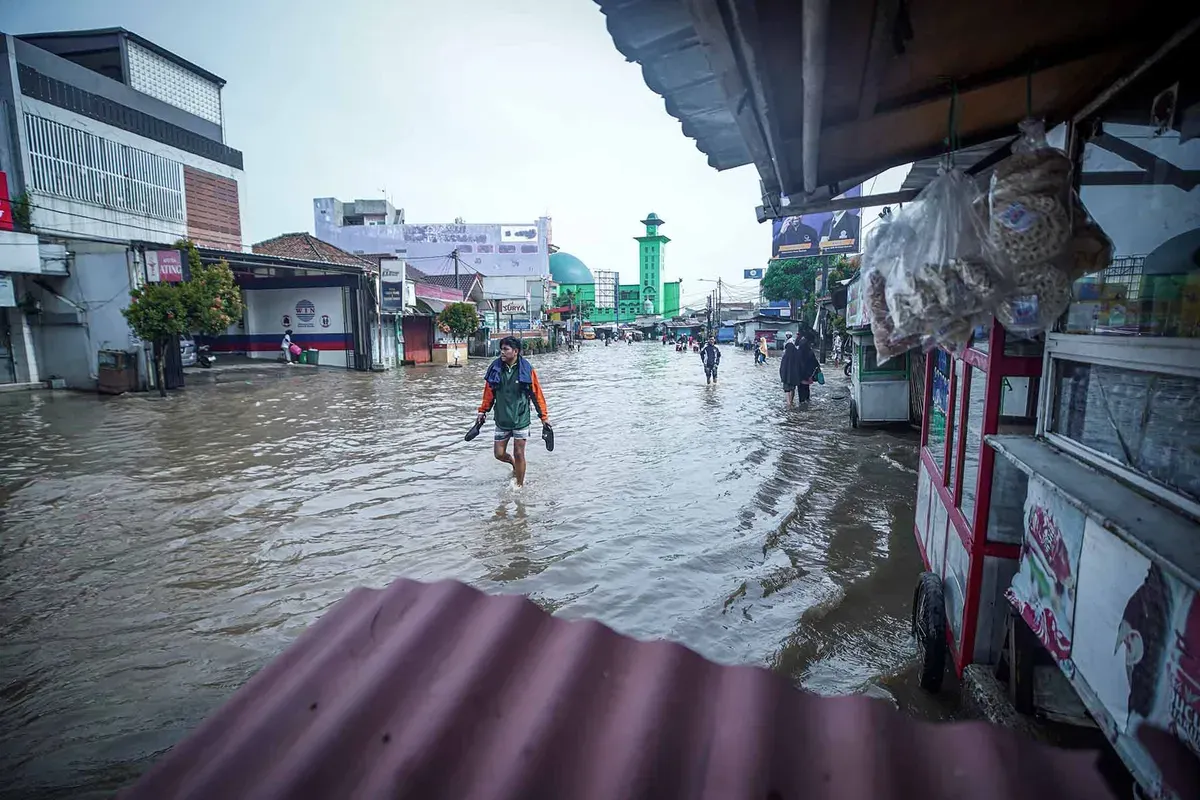 Banjir pada tanggal 3 November 2025 di Dayeuhkolot, Kabupaten Bandung. (Sumber: Ayobandung.id | Foto: Kavin Faza)